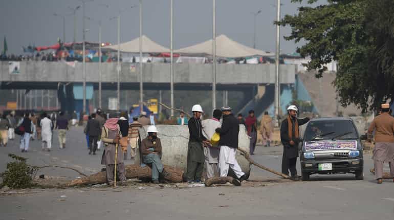 Islamist leader calls off Pakistan protests after minister resigns
