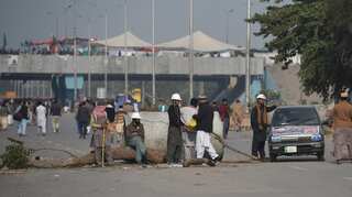 Islamist leader calls off Pakistan protests after minister resigns