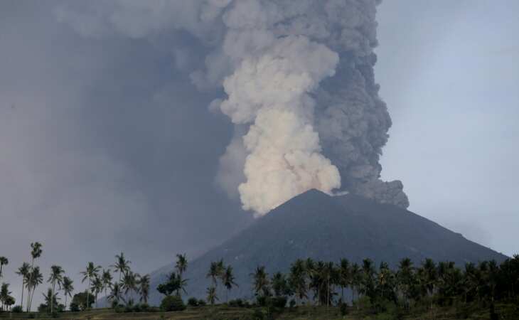 Bali airport closed for second day over fears of volcano eruption Bali airport closed for second day over fears of volcano eruption