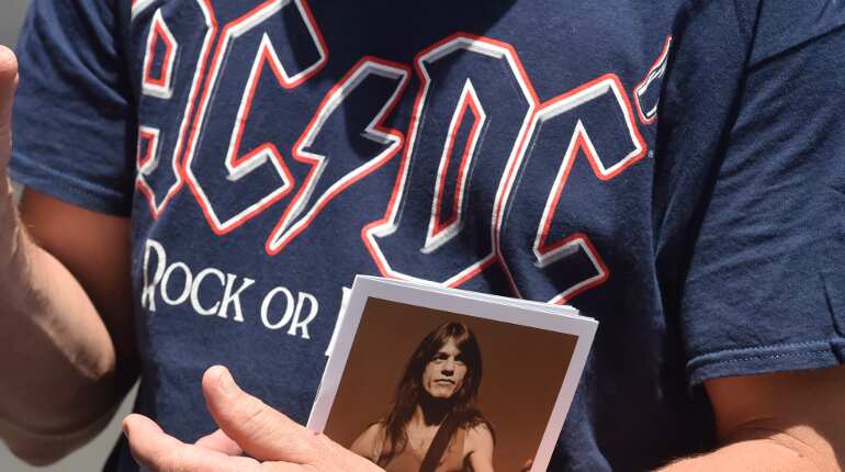 Mourners bid farewell to AC/DC legend Malcolm Young in Sydney Mourners bid farewell to AC/DC legend Malcolm Young in Sydney