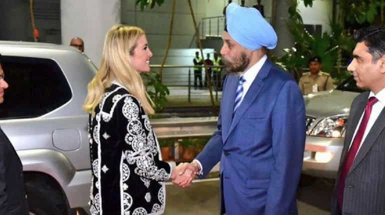 Horse-drawn carriage ride to hilltop