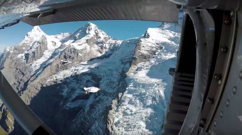 Switzerland: Five killed in plane and glider crash in Swiss Alps Switzerland: Five killed in plane and glider crash in Swiss Alps