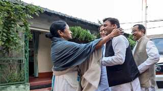 Akhilesh Yadav meets  Mamata Banerjee in Kolkata