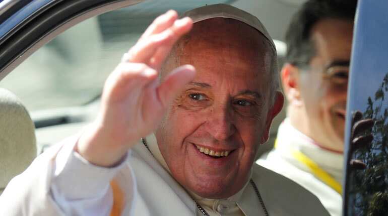 Francis holds first mass by pope on Arabian peninsula