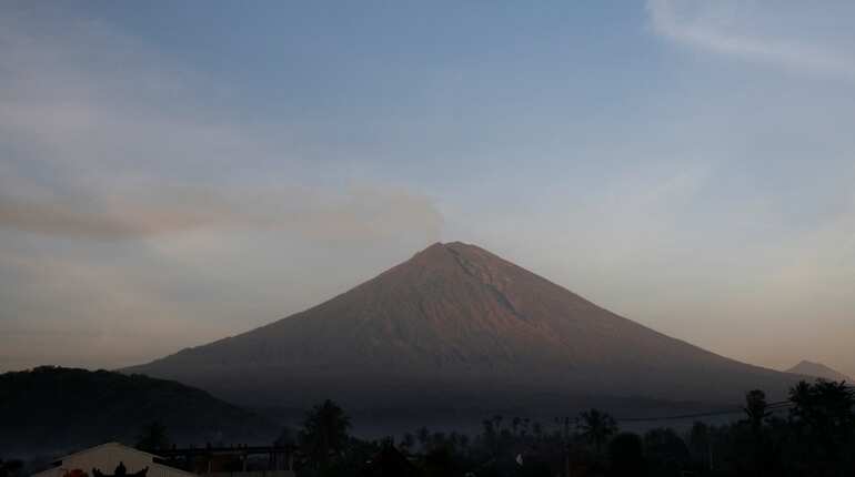 Indonesia: Bali's Agung volcano spews ash in fresh eruption