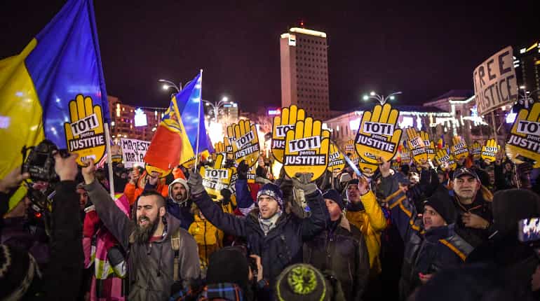 Romanians stage anti-corruption protests