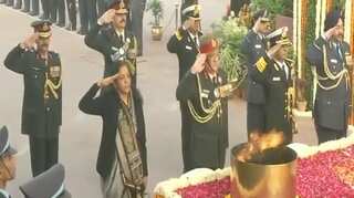 Defence minister pays tribute to soldiers on Vijay Diwas