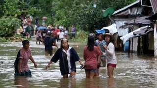 One dead, thousands flee as storm pounds Philippines