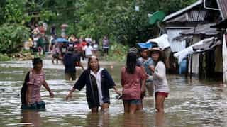 One dead, thousands flee as storm pounds Philippines