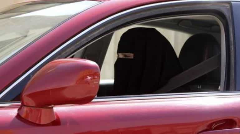 Saudi Arabia begins issuing driving licences to women
