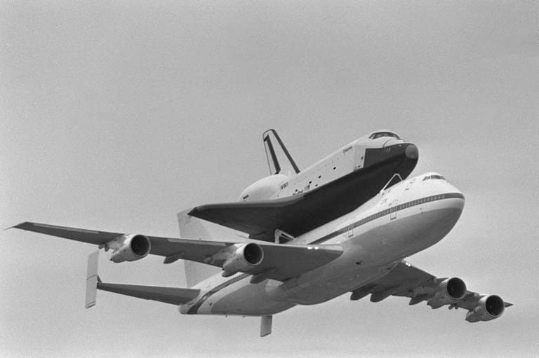 Jumbo jet carrying US space shuttle