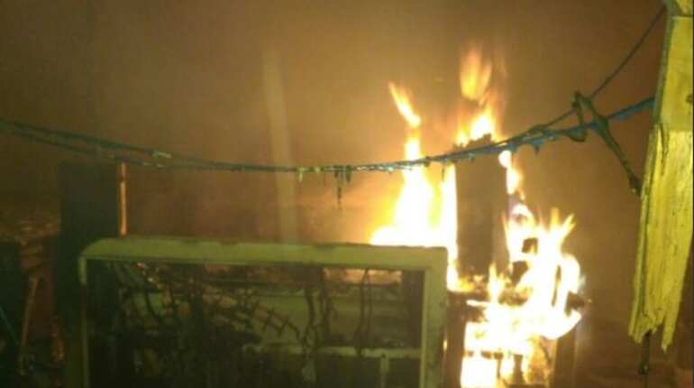 Naxalites torch railway station in Bihar, abduct 2 officials