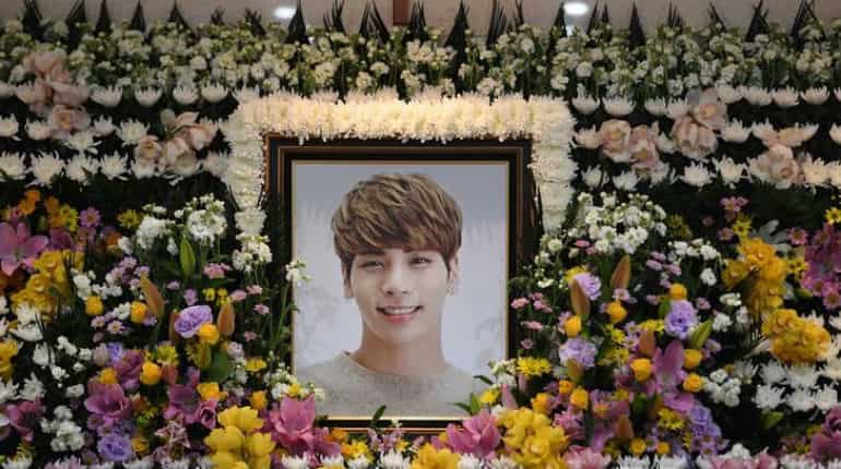 Kim Jong-hyun's funeral: Wailing fans bid farewell to lead singer of SHINee