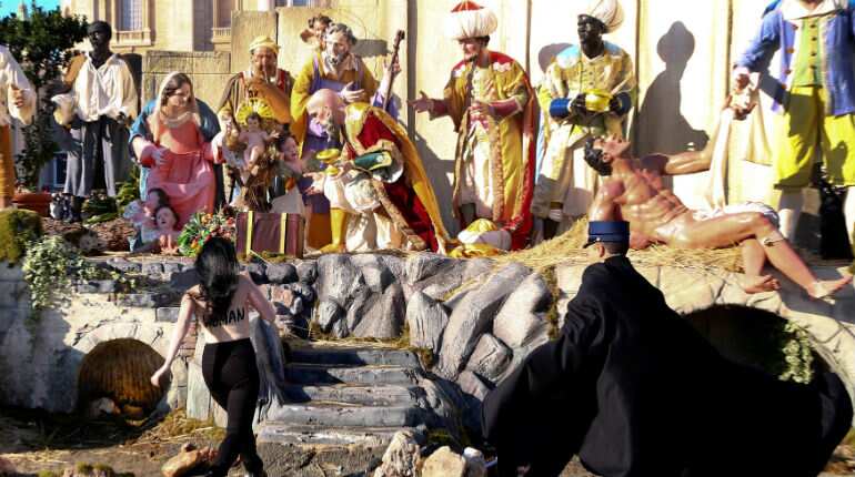 Topless Femen activist tries to snatch Jesus statue from Vatican crib Topless Femen activist tries to snatch Jesus statue from Vatican crib
