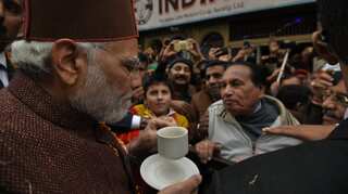 Modi stops for cup of coffee at Indian Coffee House in Himachal; crowd goes berserk