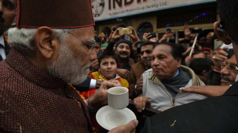 Modi stops for cup of coffee at Indian Coffee House in Himachal; crowd goes berserk