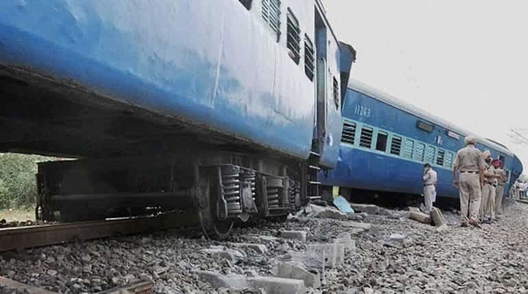 New Delhi railway station: Six coaches of train derail, no casualties