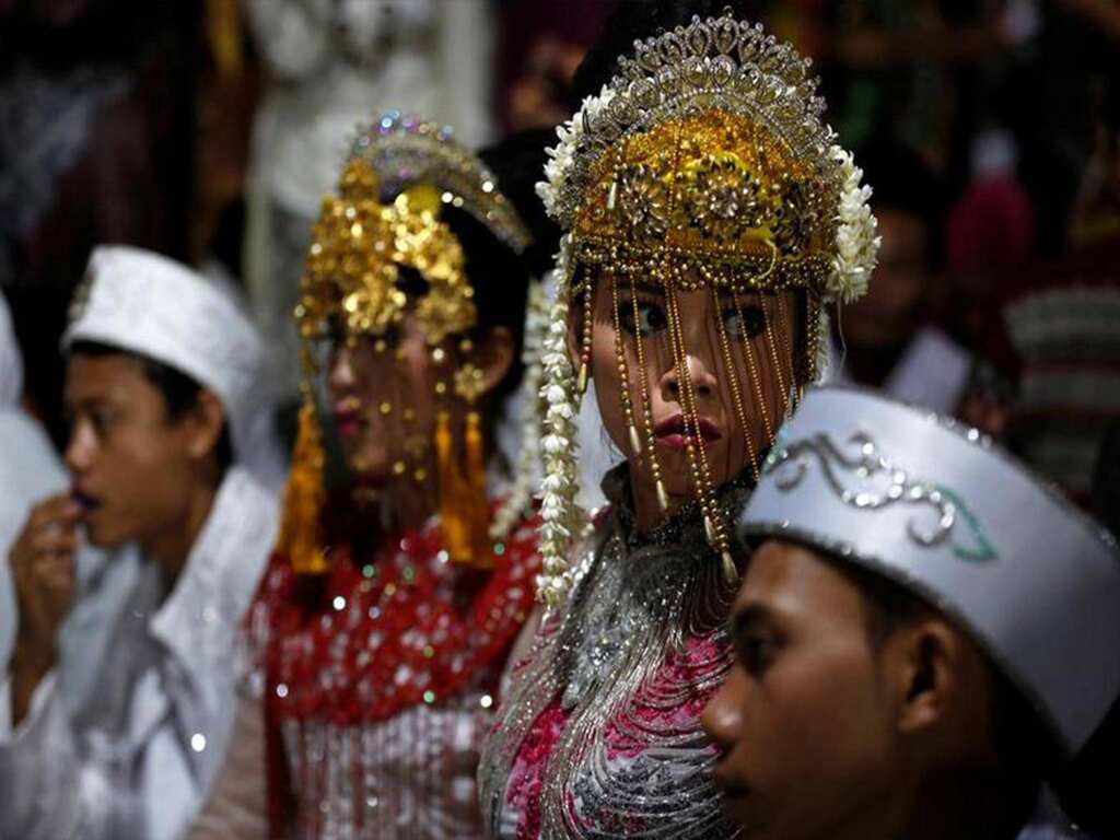 Hundreds in Indonesia celebrate New Year by getting married