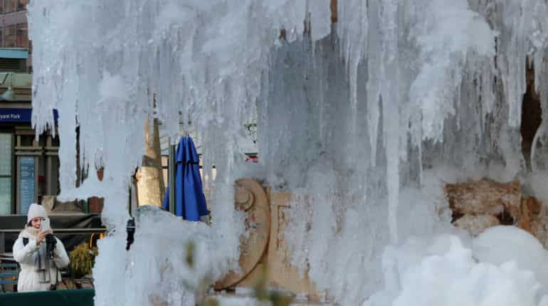 'Bombogenesis' takes aim at US Northeast as snow sweeps South 'Bombogenesis' takes aim at US Northeast as snow sweeps South