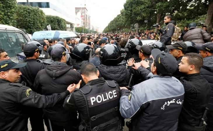 200 arrested, dozens hurt in Tunisia unrest