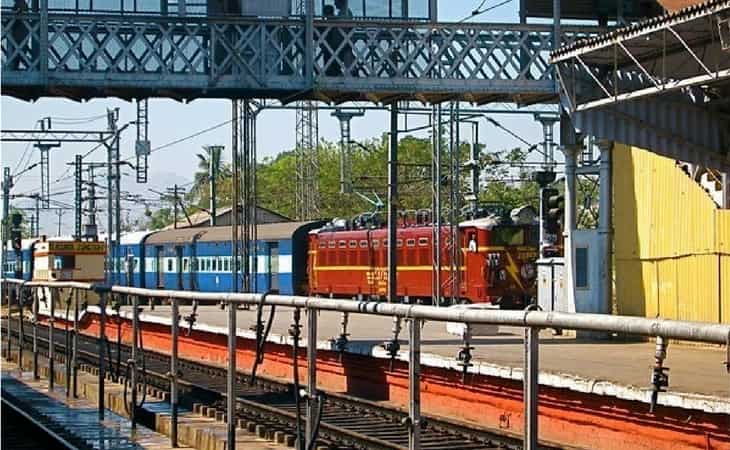 New Delhi: 24 trains delayed, 18 cancelled delayed due to low visibility New Delhi: 24 trains delayed, 18 cancelled delayed due to low visibility