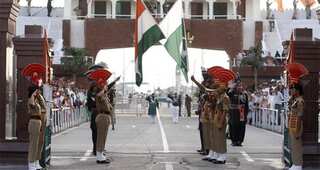 Discovering India with Alyson le Grange: The Beating Retreat at Wagah border