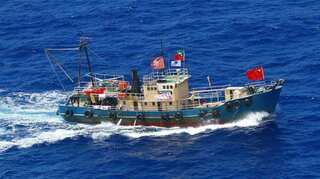 China spots four oil slicks from sunken tanker