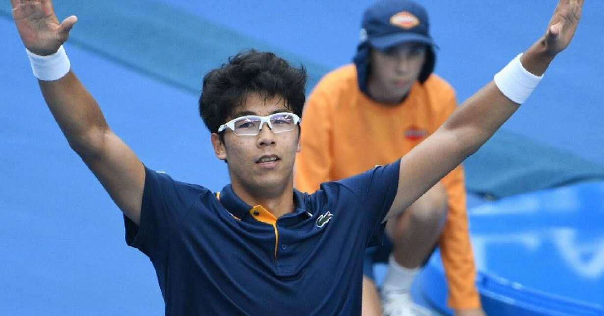 Australian Open: Hyeon Chung beats Alexander Zverev, enters R16