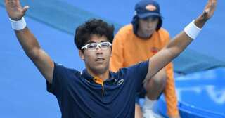 Australian Open: Hyeon Chung beats Alexander Zverev, enters R16