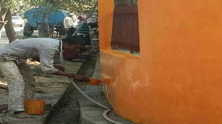 Now, parks, dividers in Lucknow painted saffron Now, parks, dividers in Lucknow painted saffron