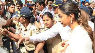 Ahead of 'Padmaavat' release, Deepika Padukone visits Siddhivinayak Temple