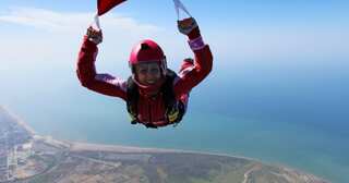 Iranian woman skydiver looks to break down stereotypes
