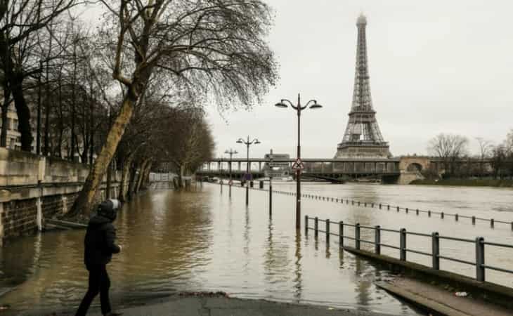 Swollen Seine halts trains as France braces for floods Swollen Seine halts trains as France braces for floods