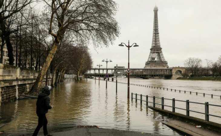 Swollen Seine halts trains as France braces for floods