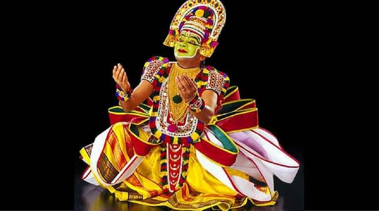 Video: Ottamthullal dancer Geethanandan collapses on stage, dies