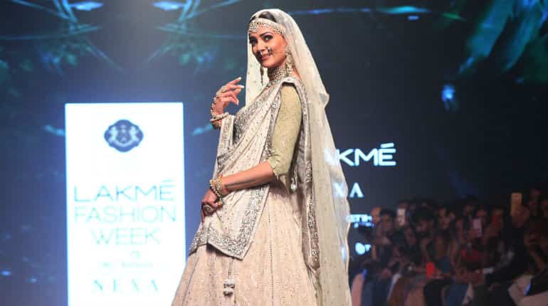 Sushmita Sen owned the stage at Lakme Fashion Week and the internet can't stop gushing