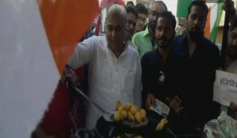 Chhattisgarh: Congress organises 'pakora' protest, names 'pakoras' after Jaitley, Raman Singh
