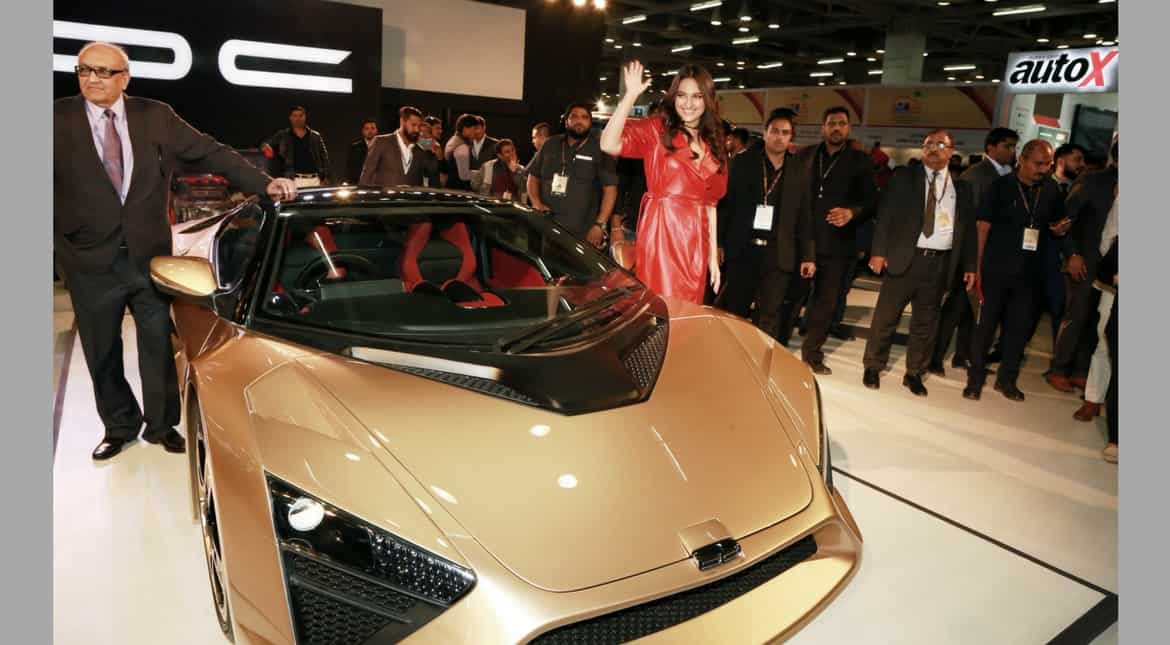 Sonakshi Sinha added glamour to last evening's show. (Source: Yogen Shah)