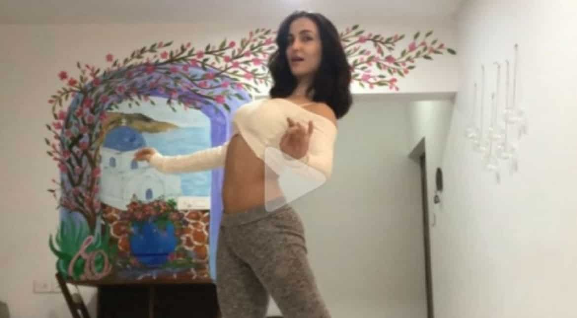 Watch: Elli AvrRam belly dance on Ranveer Singh's 'Binte Dil' song