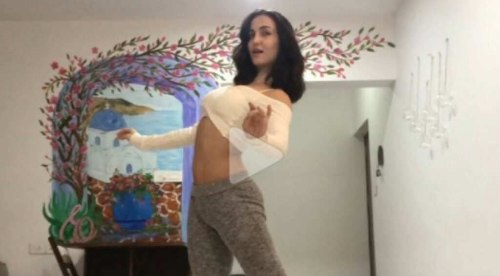 Watch: Elli AvrRam belly dance on Ranveer Singh's 'Binte Dil' song