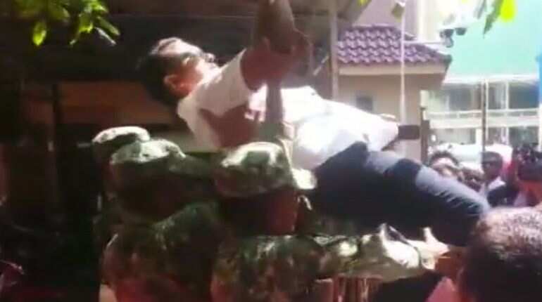 Maldives Army throws MPs out of Parliament Maldives Army throws MPs out of Parliament