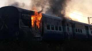 Toofan Express catches fire, Howrah-New Delhi route shut