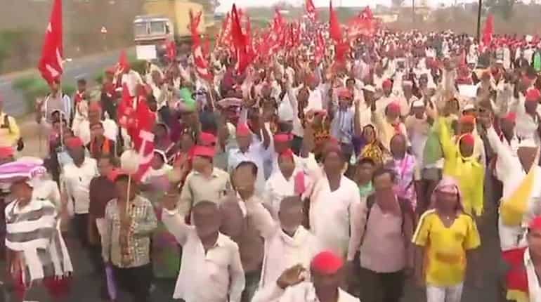 Maharashtra: 30,000 farmers head towards Mumbai to demand complete loan waiver Maharashtra: 30,000 farmers head towards Mumbai to demand complete loan waiver