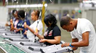 US jobless claims fall sharply, easing recession fears