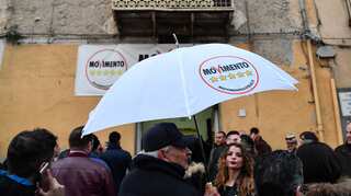 Italians queue for free cash promised by Five Star