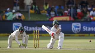 'Amazing' De Villiers bats South Africa into lead