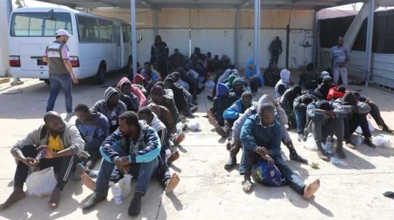 Hundreds of migrants picked up between Libya and Italy