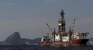 Oil slumps to seven-month low on trade tensions, surprise US stock build