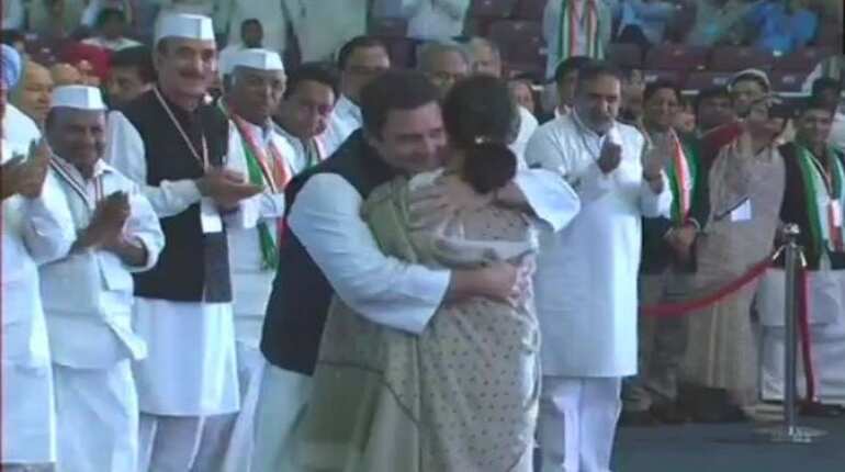 'Son-mom' moment captured at Congress plenary session