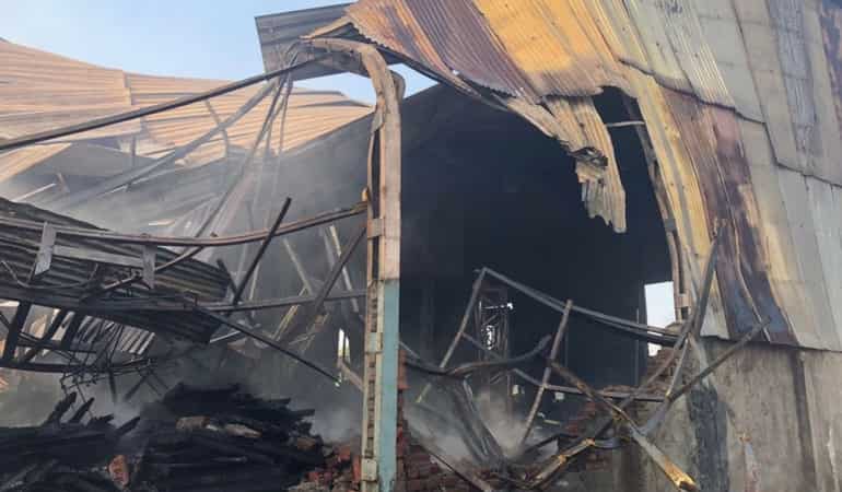 Massive fire breaks out at godown in Maharashtra Nagar Massive fire breaks out at godown in Maharashtra Nagar